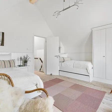 Emily Nyaraló Olpenitz